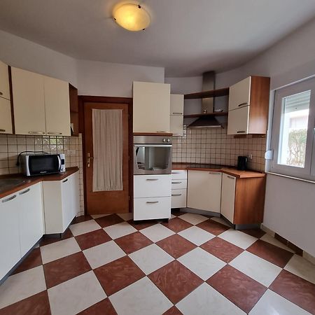The Florens Residence Near The Beach With The Pool, Bbq And Kids Playground, Zadar Diklo Værelse billede